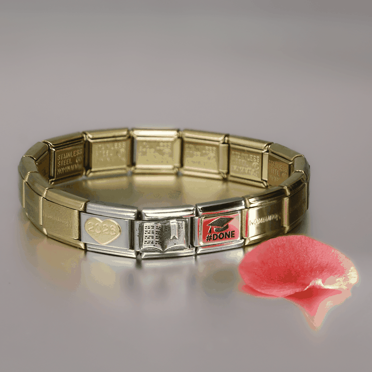 Nomination karkötő 2026, könyv és ballagási motívumokkal emlékezetes ajándéknak