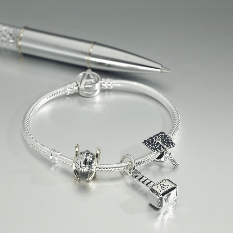 Pandora karkötő ballagási sapka charmmal, valamint vagány, fiatalos medálokkal ballagási ajándékötletként