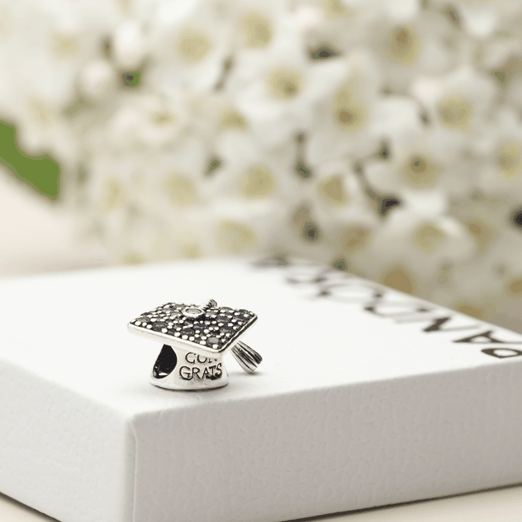 Pandora diploma kalap charm sötétkék kövekkel, ballagási karkötőre vagy ajándékba