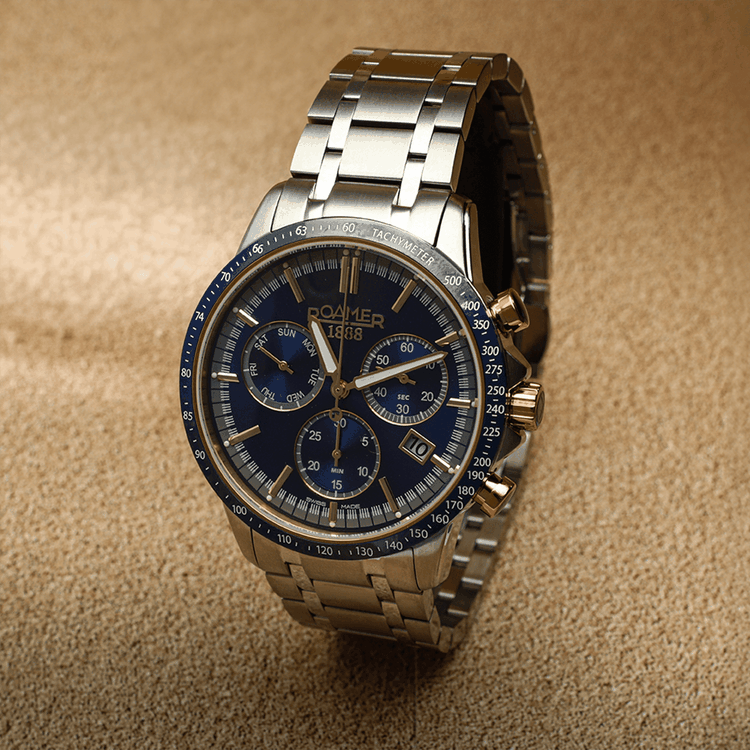 Roamer karóra kék számlappal és acél szíjjal, markáns és elegáns ajándékötletként