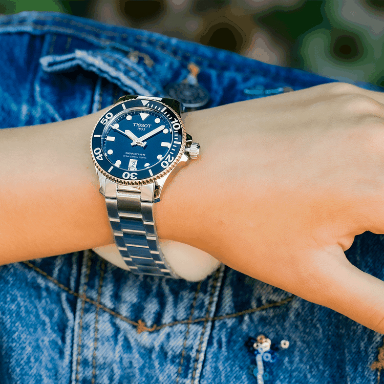 Tissot női karóra kék számlappal és acél szíjjal, fiatalos ballagási ajándékötletként