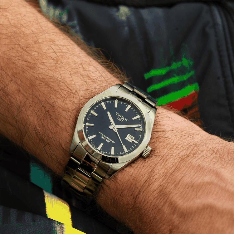 Tissot férfi karóra sötét számlappal és acél szíjjal, elegáns ballagási ajándéknak