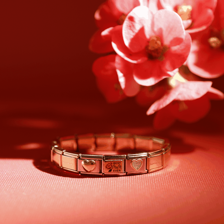 Nomination karkötő szív motívumokkal és feliratos elemmel, romantikus és személyes hangulattal