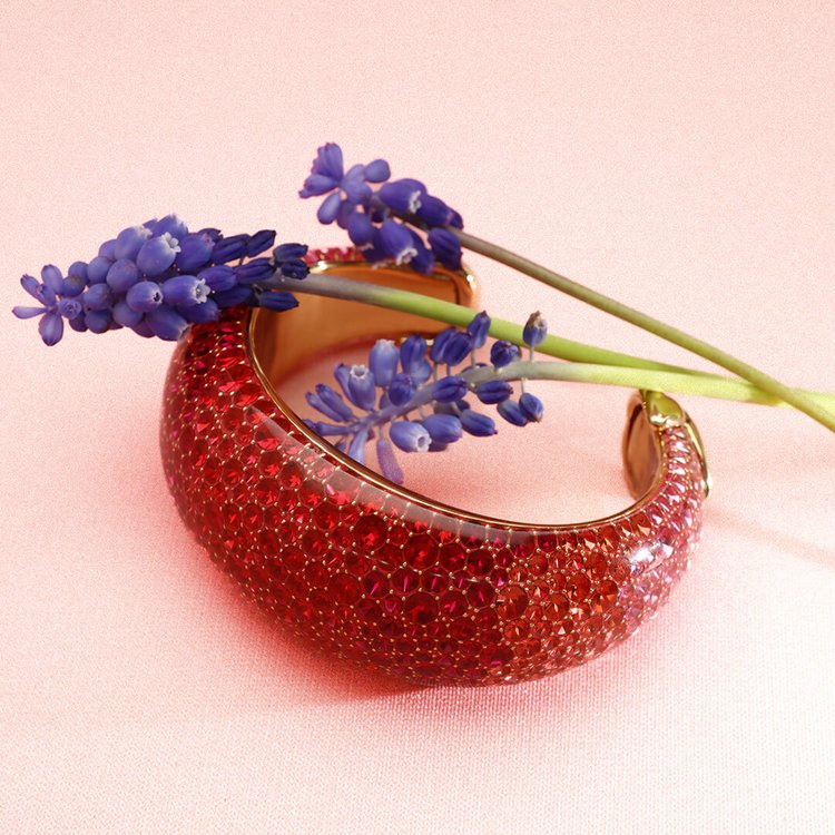 Vörös Swarovski karkötő csillogó kövekkel, látványos és elegáns megjelenéssel