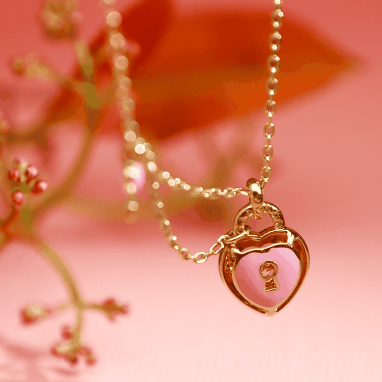 Aranyszínű Swarovski nyaklánc rózsaszín szív alakú lakat medállal, romantikus stílusban