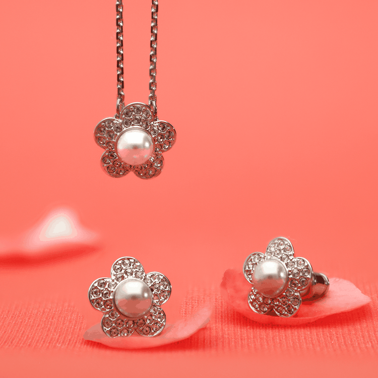 Swarovski ékszerszett gyöngyös virág medállal és fülbevalóval, finom és nőies stílusban