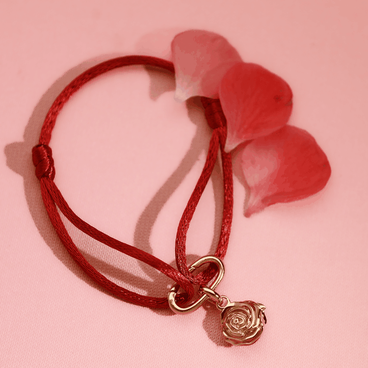 Thomas Sabo karkötő piros zsinórral és aranyszínű rózsa charmmal, romantikus részletekkel