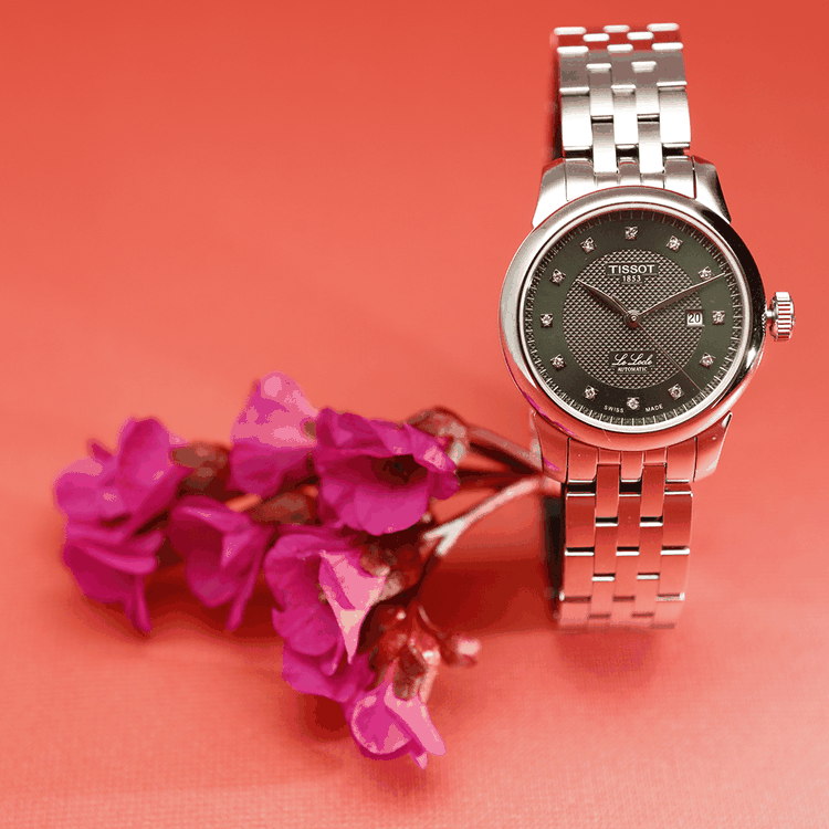 Ezüstszínű Tissot női karóra klasszikus formavilággal és kifinomult megjelenéssel