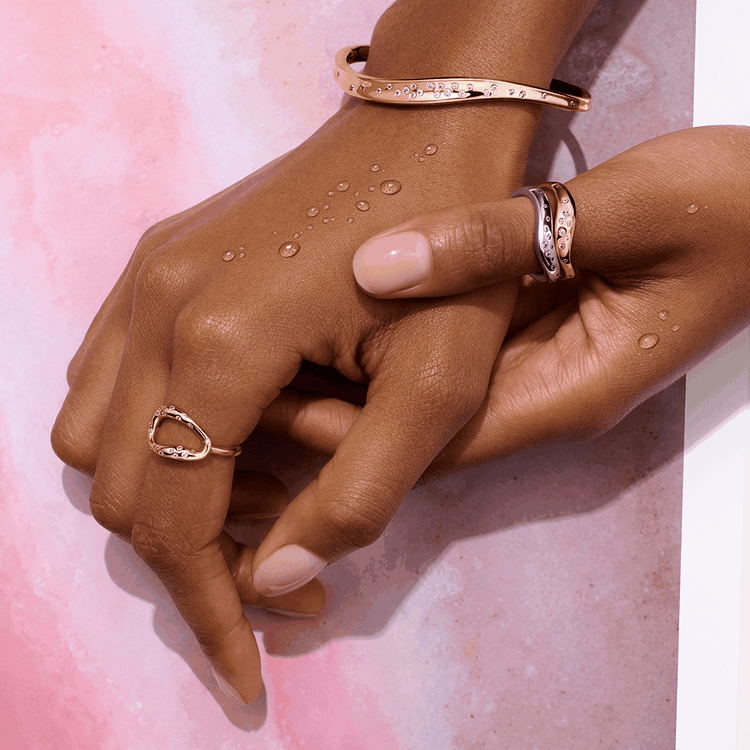 PANDORA ESSENCE arany tónusú karkötő és gyűrűk süllyesztett kövekkel és lágy ívekkel