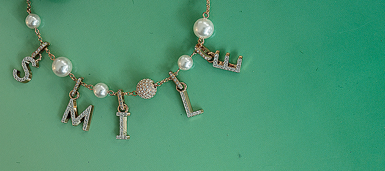 Swarovski karkötő SMILE felirattal