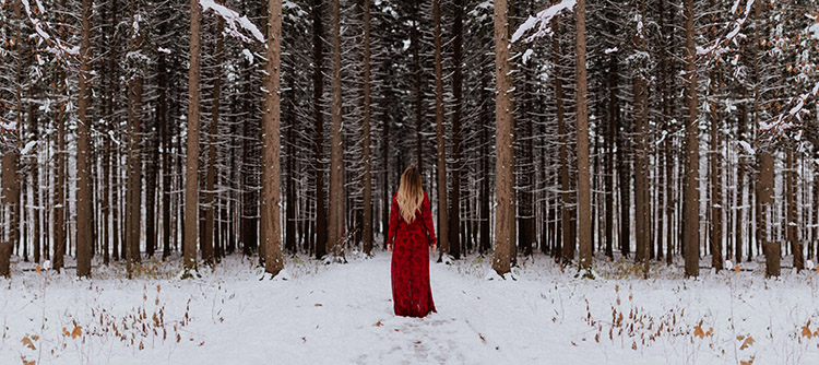nő téli erdőben
