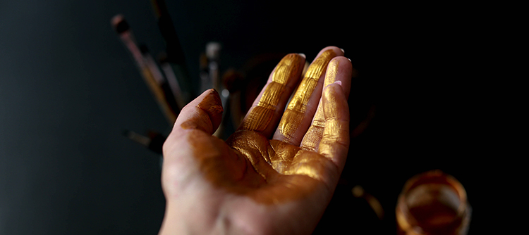 Arany festék kézen