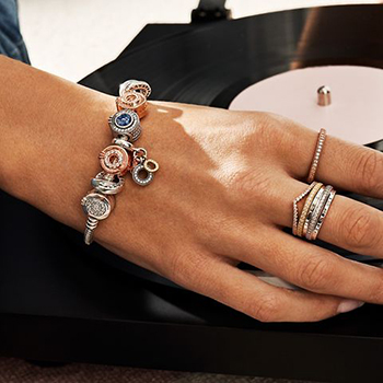 Halmozott Pandora gyűrűk charm karkötővel