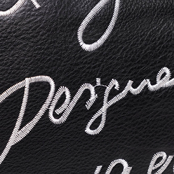 Desigual 2021 kollekció hímzett szöveg minta