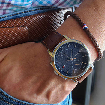 Tommy Hilfiger fonott barna bőr karkötő és férfi óra