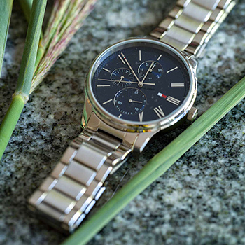 Tommy Hilfiger Damon ezüst színű férfi karóra sötétkék hátlappal
