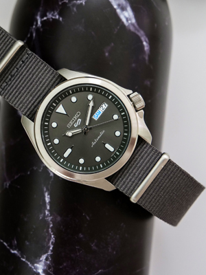 Seiko 5 Sports SRPE61K1 elegáns, nato szíjas szürke karóra