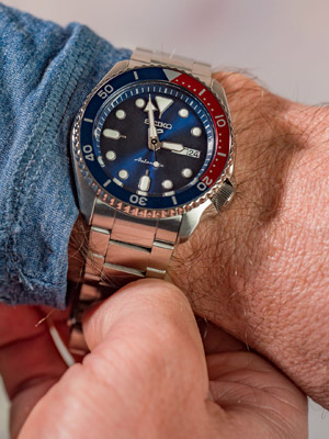 Seiko 5 Sports Sports Style kék piros lünettás férfi óra