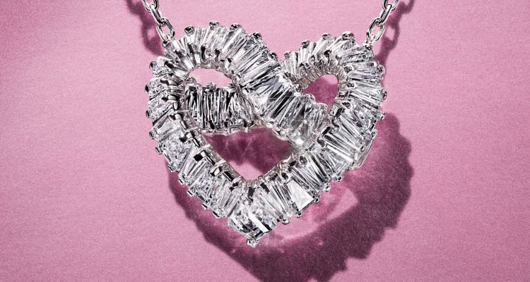 Swarovski Matrix ezüst színű nyakánc csavart szív kristály medállal