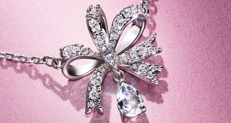 Swarovski Volta ezüst színű nyaklánc kristály masni medállal