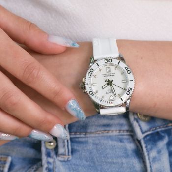 Tissot Seastar 1000 quartz fehér számlapos szilikon szíjas karóra