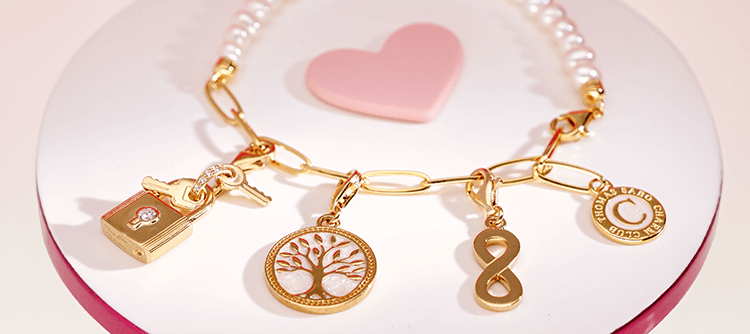 Thomas Sabo aranyszínű charmok karkötőn